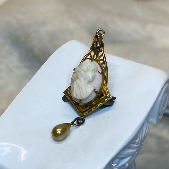 Antique Lavaliere Cameo Pendant Necklace Either shell/coral hand carved w/Pearl - Picture 5 of 17